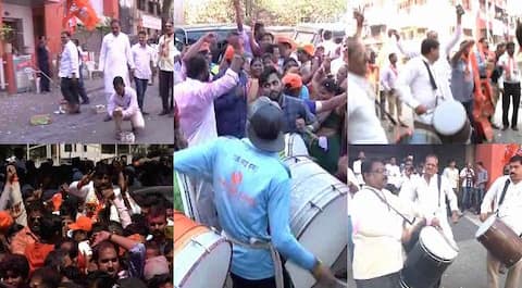 BMC Election Results: शिवसेना और बीजेपी के कार्यकर्ताओं ने कुछ यूं मनाया जीत का जश्न, देखें तस्वीरें BMC Election Results: शिवसेना और बीजेपी के कार्यकर्ताओं ने कुछ यूं मनाया जीत का जश्न, देखें तस्वीरें