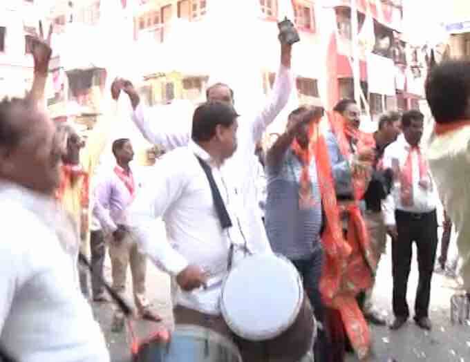  बीएमसी में किसी पार्टी को बहुमत नहीं मिला है. इन नतीजों में कांग्रेस, एनसीपी और एमएनएस के लिए बुरी खबर है. 227 सदस्यीय बीएमसी चुनाव के लिए मंगलवार को मतदान हुआ था. मुंबई के अलावा नौ अन्य महानगरपालिकाओं में भी चुनाव हुए थे.