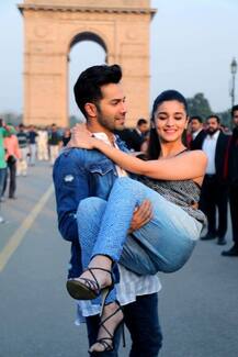  ‘बद्रीनाथ की दुल्हनिया’ का प्रमोशन करते हुए कुछ इस अंदाज में नजर आए आलिया-वरुण, देखें तस्वीरें..