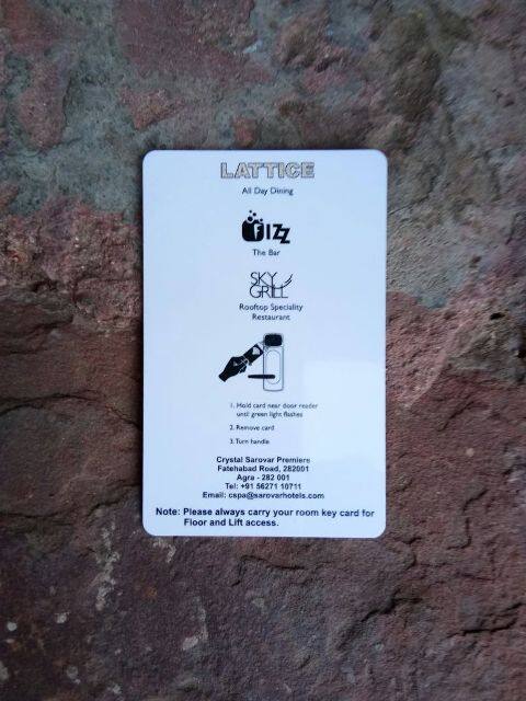  आपको बता दें कि ताजमहल की सुरक्षा अक्सर ड्रोन कैमरे से खतरे में पड़ जाती है. पर्यटक होटल या लॉज में फोटो खींचने के लिए ड्रोन कैमरे उड़ाते हैं.