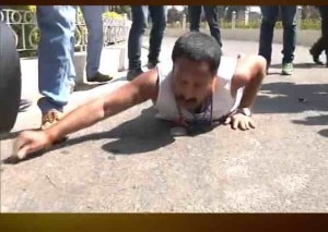 वोट के नाम पर जुमले चलते हैं विकास के नाम पर घुटने छिलते हैं