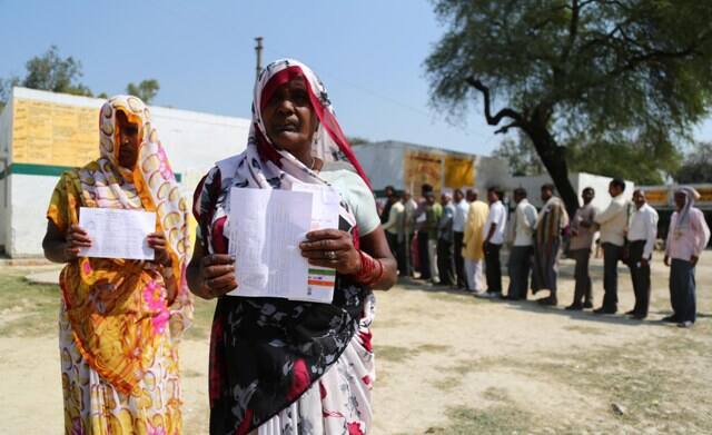 आज मतदान करने वाली प्रमुख हस्तियों में इलाहाबाद उच्च न्यायालय के प्रधान न्यायधीश डी बी भोसले, पश्चिम बंगाल के राज्यपाल केशरी नाथ त्रिपाठी, उत्तर प्रदेश के भाजपा प्रमुख केशव प्रसाद मौर्य और पार्टी के राष्ट्रीय सचिव सिद्घार्थ नाथ सिंह शामिल रहे. सिंह इलाहाबाद पश्चिम से पार्टी के उम्मीदवार भी हैं.(फोटो क्रेडिट- सुधांशु केसरवानी)