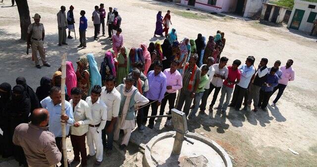 गंगा पार फाफामऊ क्षेत्र और यमुना पार बारा क्षेत्र से मतदाता सूची में नाम शामिल होने संबंधी कुछ मतदाताओं की ओर से शिकायतें आईं. आधिकारिक सूत्रों ने बताया कि इस पर फार्म भरकर और मतदाताओं के पहचान पत्र लेकर इन शिकायतों का निपटारा कर दिया गया.