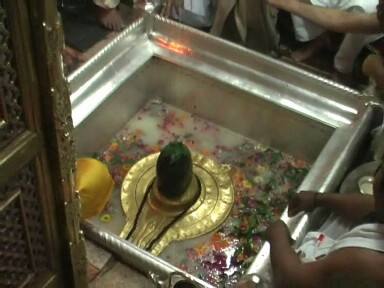 महाशिवरात्रि पर्व के मौके पर वाराणसी के काशी विश्वनाथ मंदिर में उमड़ने वाले लाखों शिवभक्तों की भीड़ के लिए कड़ी सुरक्षा व्यवस्था की गयी है. मंदिर के चप्पे-चप्पे पर सुरक्षाकर्मी तैनात रहेंगे. इसके अलावा सीसीटीवी कैमरे के साथ ड्रोन कैमरे से भी निगरानी होगी.