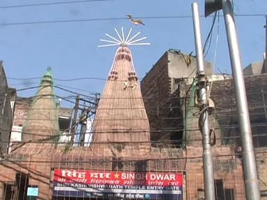 वीआईपी श्रद्घालुओं के लिए शाम को पांच से सात बजे तक का समय निर्धारित किया गया है. मंदिर में सुरक्षा के व्यापक प्रबंध किए गए हैं. किसी को भी बिना तलाशी के मंदिर में प्रवेश की अनुमति नहीं होगी.