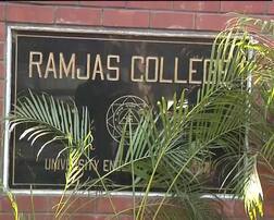 DU में हंगामा जारी, तीन पुलिस वाले सस्पेंड