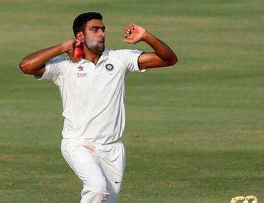 आर अश्विन ने आज सीज़न 2016/17 का 64वां विकेट चटकाया इसके साथ ही वो भारत में खेले गए एक होम सीज़न में सबसे ज्यादा विकेट लेने वाले गेंदबाज़ भी बन गए हैं.