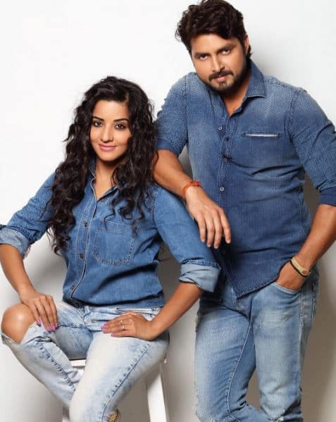 लोगों की इसी बात को ध्यान में रखते हुए स्टार प्लस के मशहूर रियलिटी शो ‘नच बलिए’ के निर्माताओं ने मोनालिसा और उनके पति विक्रांत सिंह राजपूत को जोड़ी के तौर पर शो ऑफर किया है.