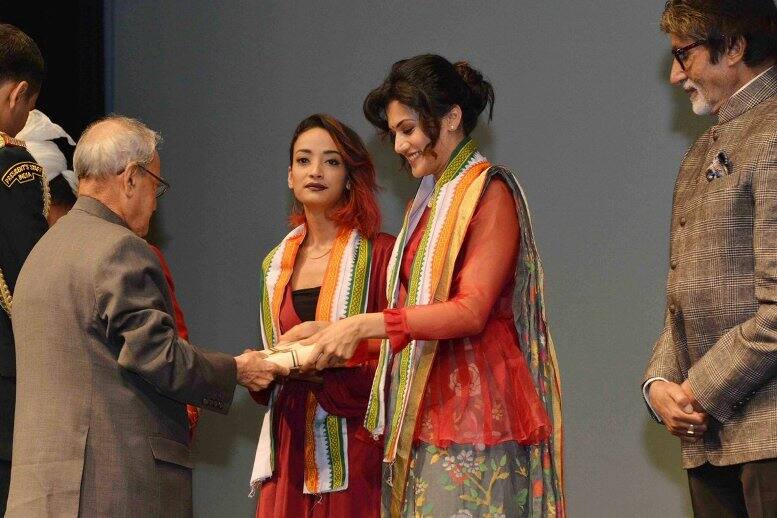 What An Honour Pink With The Honourable President Taapsee Pannu राष्ट्रपति के साथ अमिताभ-तापसी ने देखी 'पिंक', अभिनेत्री ने कहा- नहीं भूल सकती यह अनुभव