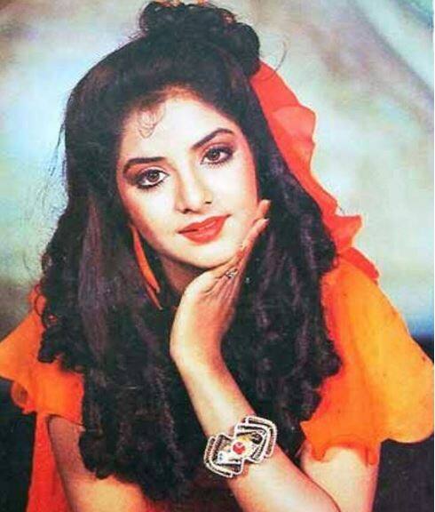 22. दिव्या भारती की मौत से जुड़े कई सवालों के जवाब नहीं मिले लेकिन आज दिव्या के माता-पिता अब उन सवालों के जवाब जानना भी नहीं चाहते. दिव्या की मां के मुताबिक, नहीं हमें पता नहीं चलना चाहिए कि क्या हुआ उस रात...पता चलेगा तो और दुख होगा. (फोटो क्रेडिट- इंस्टाग्राम)