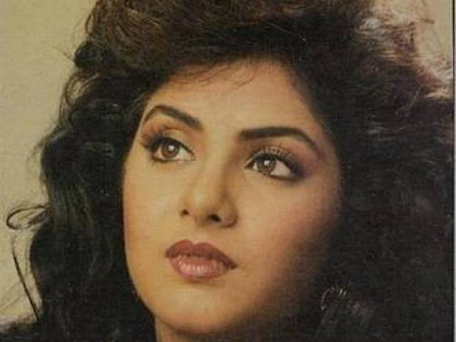 14. 5 अप्रैल, 1993 को दिव्या मुंबई के पाली हिल इलाके में अपने लिए एक घर देखने निकलीं. उनके साथ उनके पिता और भाई कुनाल भी था. दिव्या को घर पसंद आया और फिर वो पास ही में अपने कुछ दोस्तों से मिलने चली गईं. दिव्या के पिता के मुताबिक, मेरे साथ थी सारा दिन पाली हिल...फिर फोन आया...नीता लुल्ला कब से घर में बैठी है डिजाइनर थी. (फोटो क्रेडिट- इंस्टाग्राम)