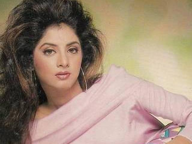 एक साल का करियर, 14 हिट फिल्में, गुपचुप शादी और 19 साल की उम्र में रहस्मयी मौत, 90’s की टॉप एक्ट्रेस थीं दिव्या भारती One-year career, 14 hit films, secret marriage and mysterious death at the age of 19, This was how Divya Bharti's life एक साल का करियर, 14 हिट फिल्में, गुपचुप शादी और 19 साल की उम्र में रहस्मयी मौत, 90’s की टॉप एक्ट्रेस थीं दिव्या भारती
