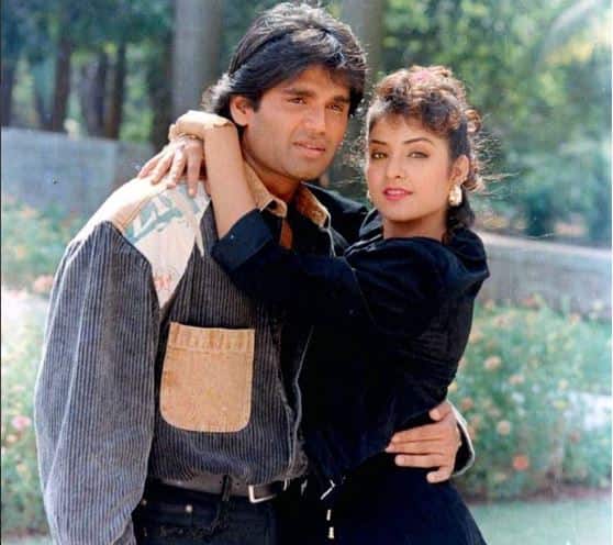 25. जिस वक्त दिव्या की मौत हुई उस वक्त वो कई बड़ी फिल्में कर रही थी...उन्हीं में से एक फिल्म थी लाडला. दिव्या की इस फिल्म को बाद में श्रीदेवी ने किया और ये फिल्म काफी कामायब रही. दिव्या भारती लाडला जैसी कई फिल्में भले नहीं कर पाई थी लेकिन उन्होंने कई ऐसी फिल्में की..कई ऐसे किरदार निभाए जो आज भी उनके चाहने वालों को याद हैं और हमेशा याद रहेंगे. (फोटो क्रेडिट- इंस्टाग्राम)