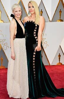 ट्रंप के ट्रैवल बैन के विरोध में रेड कार्पेट पर नीला रिबन लगातकर उतरे सितारे