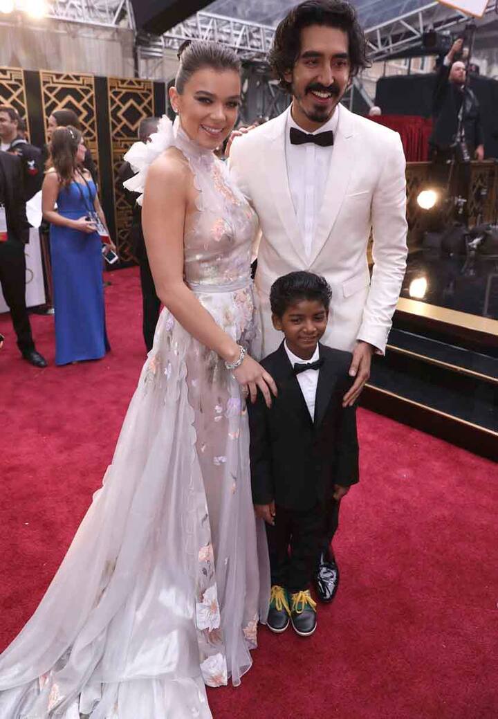 समारोह में सनी काले रंग की जैकेट पहनकर शामिल हुए. आठ साल के बाल अभिनेता अपने पिता के साथ समारोह में आये थे. वह बहुत सारे कलाकारों के साथ बातचीत करते और घुलते मिलते देखे गये. उन्होंने बेस्ट अभिनेता के लिए नामित एंड्रयू गारफील्ड के साथ तस्वीरें भी खिंचवाई.