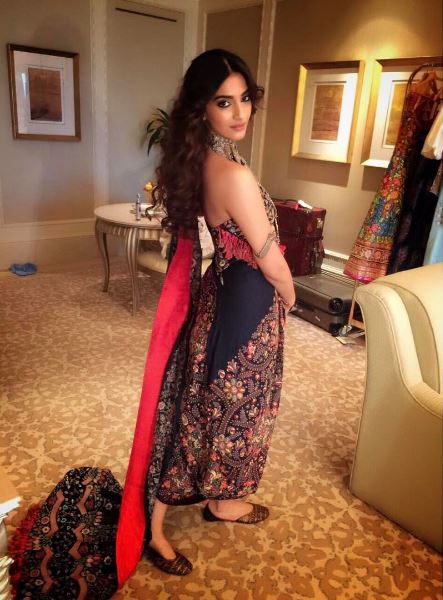 इस शादी में श्रीदेवी, सोनम, जाह्नवी समेत पहुंची ये बॉलीवुड हस्तियां, देखें तस्वीरें