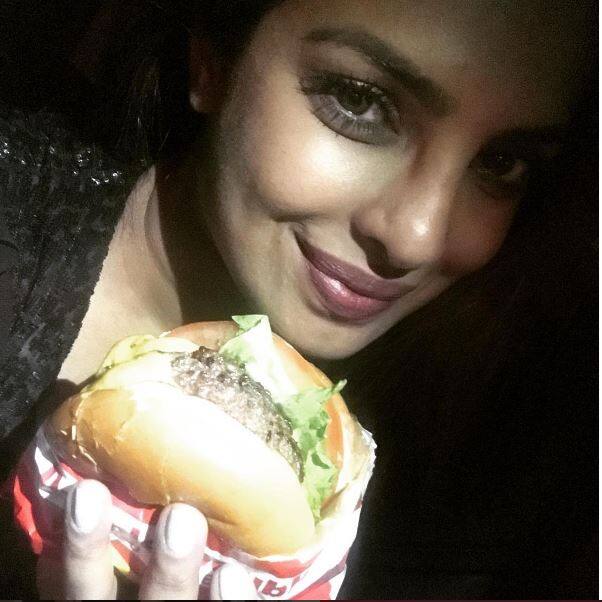 प्रियंका चोपड़ा एक तस्वीर में बर्गर हाथ में लिए नजर आ रही हैं. उन्होंने इस तस्वीर को अपने इंस्टाग्राम पर शेयर किया है.