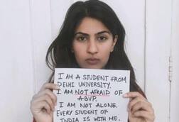 रेप की धमकी के मामले में FIR दर्ज, अब दिल्ली 'छोड़कर' गई शहीद की बेटी गुरमेहर