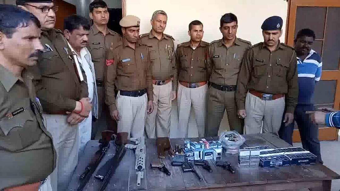 गुरुग्राम: फर्जी लाइसेंस की जांच करने पहुंची पुलिस को मिला हथियारों का जखीरा Gurugram Police Raids To Investigate Fake Licences In Turn Get Huge Pile Of Arms गुरुग्राम: फर्जी लाइसेंस की जांच करने पहुंची पुलिस को मिला हथियारों का जखीरा