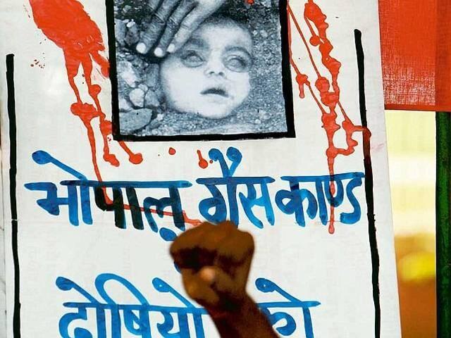 भोपाल गैस कांड: एंडरसन को फरार कराने के मामले में सुनवाई पर लगी रोक 1984 Bhopal Gas Tragedy Proceedings Stayed Against Then Collector 2 भोपाल गैस कांड: एंडरसन को फरार कराने के मामले में सुनवाई पर लगी रोक