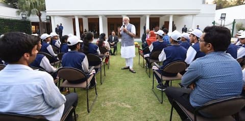 कश्मीरी बच्चों से मुलाकात के दौरान कुछ ऐसा रहा पीएम मोदी का अंदाज, देखें तस्वीरें कश्मीरी बच्चों से मुलाकात के दौरान कुछ ऐसा रहा पीएम मोदी का अंदाज, देखें तस्वीरें