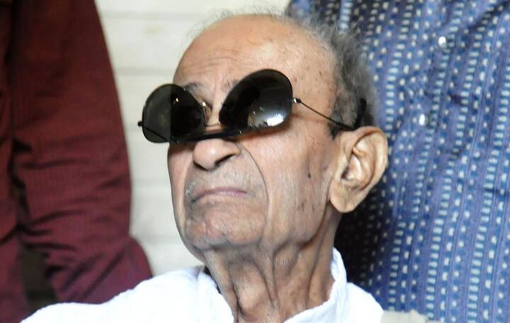 जो शख्स अपने हास्य लेखन के जरिये पहले गुजरातियों को और फिर पूरे देश को हंसाता रहा, वो जिंदादिल इंसान अब इस दुनिया में नहीं रहा. प्रसिद्ध साहित्यकार तारक मेहता का आज सुबह अहमदाबाद में निधन हो गया. आपको बता दें कि गुजरात में  इन्हें तारक महेता कहा जाता है लेकिन हिंदीभाषियों में में वो तारक मेहता के नाम से लोकप्रिय थे. तारक मेहता को देशभर में मुख्य प्रसिद्धी मशहूर टीवी सीरियल 'तारक मेहता का उल्टा' के कारण मिली. आगे की स्लाइड्स में जानें आखिर इस सीरियल का नाम तारक मेहता का उल्टा चश्मा ही क्यों पड़ा और इस सीरियल के किरदारों से जुड़ी हुई मुख्य बातें..