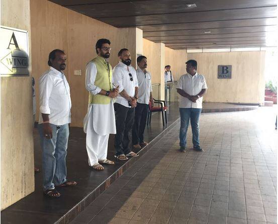 सुनील शेट्टी के पिता वीरप्पा ने एक होटल व्यापारी के रूप में अपना साम्राज्य खड़ा किया जिसे अब सुनील शेट्टी देख रहे हैं.
