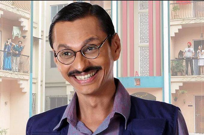 सीरियल में पत्रकार पोपटलाल पांडे का किरदार निभा रहे श्याम पाठक यह एक सामान्य गुजराती परिवार से हैं और पेशे से ये चार्टेड अकाउंटेंट यानी सीए हैं. इन्होंने राष्ट्रीय नाट्य विद्यालय में साथ रहे रेशमी से शादी की है और इनके दो बच्चे हैं जिनका नाम है नियति और पार्थ.