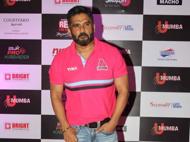 अभिनेता सुनील शेट्टी के पिता वीरप्पा शेट्टी का बीमारी के बाद निधन हो गया. वह 93 साल के थे. शेट्टी के मैनेजर विजय ग्रोवर ने बताया, ‘‘वह कुछ समय से स्वस्थ्य नहीं थे. दक्षिण मुंबई स्थित उनके आवास पर कल देर रात एक बज कर 30 मिनट पर उनका निधन हो गया.’’ वरली श्मशान घाट में उनका अंतिम संस्कार किया जाएगा. पिता की मौत के बाद बॉलीवुड हस्तियां सुनील शेट्टी से मिलने पहुंच रहे हैं. आगे तस्वीरों में देखें कौन-कौन मिलने पहुंचे हैं?