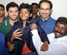 शिवसेना प्रमुख उद्धव ठाकरे से मिले \'लॉयन\' के बाल कलाकार सनी पवार