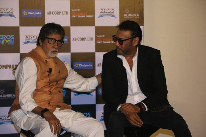 इस दौरान आमिताभ और जैकी काफी देर तक हंसी मजाक भी करते रहे.