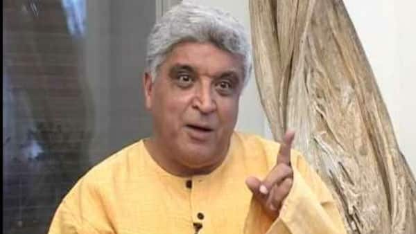  जावेद अख्तर ने ट्विटर पर लिखा है कि ये समझ आता है कि एक कम पढ़ा लिखा खिलाड़ी या पहलवान शहीद की बेटी को ट्रोल कर रहे हैं, पर देश की पढ़ी-लिखी जनता को क्या हो गया है?