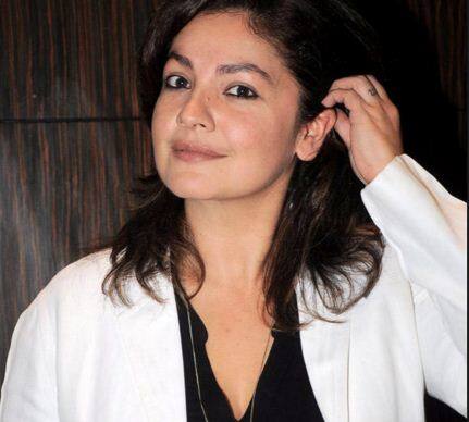 पूजा भट्ट ने सहवाग और हुड्डा के पोस्ट की निंदा की और ट्वीट किया, “अपने बराबर वालों से इस तरह की बातें करो लड़कों. एक लड़की के लिए यह बिल्कुल अच्छा नहीं है. यह बिलकुल कूल नहीं है.” पूजा भट्ट दिग्गज फिल्मनिर्माता महेश भट्ट की बेटी हैं. जब उन्हें ट्रोल किया गया तो उन्होंने कहा, “मैं एक कलाकार हूं और राजनीति से ऊपर हूं.”