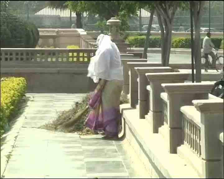 Officers Ordered To Clean Mayawatis Dalit Memorials And Park मायावती राज में बने पार्कों को चमकाने का काम शुरू, पांच साल किसी ने पूछा तक नहीं