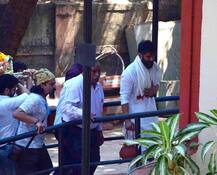 PICS: पिता के अंतिम संस्कार में फूट-फूट कर रोए सुनील शेट्टी; बिग बी, जैकी और रोहित जैसे कई सितारे हुए शामिल 