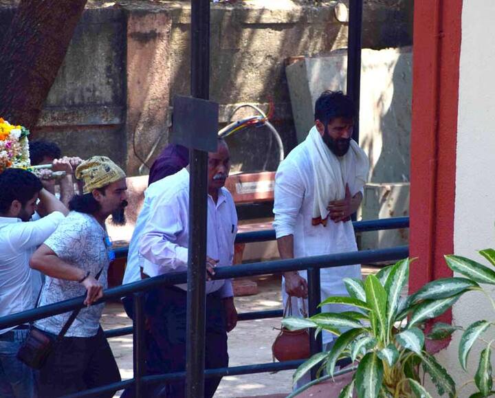 अपने पिता को अंतिम विदाई देते समय सुनील शेट्टी अपने आंसुओं रोक नहीं पाए. (Photo: Solaris)