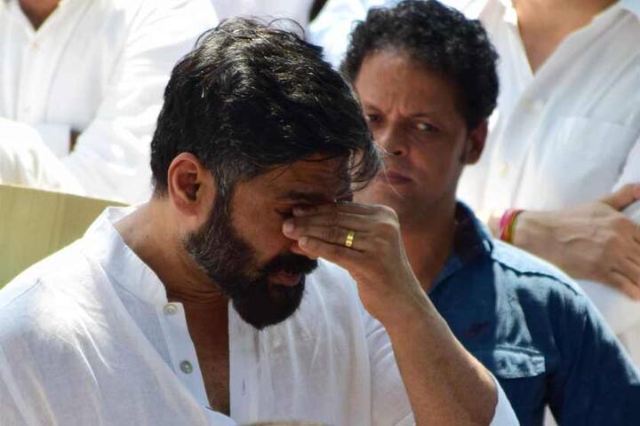 ये तस्वीरें उनके गम को बयां करती हैं. (Photo: Solaris)