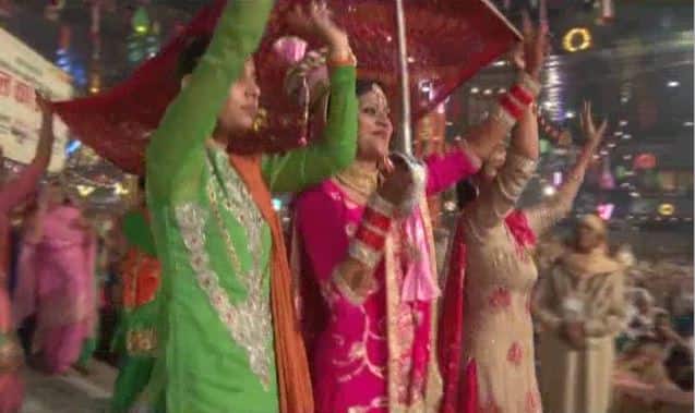 Punjab A Unique Marriage In Bathinda पंजाब : हैरान कर देने वाली शादी, दुल्हन ने सिर पर सेहरा बांधा और दूल्हे के हाथ...
