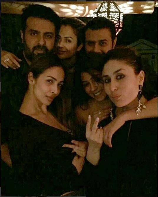 इस तस्वीर को देखकर तो यही लगता है कि इस पार्टी में ड्रेस कोड ब्लैक था.