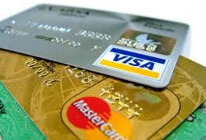 Using a credit card for shopping? Four ways to avoid falling into a credit card debt trap How to Use Credit Card : शॉपिंग के लिए करते हैं क्रेडिट कार्ड का इस्तेमाल तो इन बातों का रखें ध्यान, नहीं फंसेंगे कर्ज के जाल में