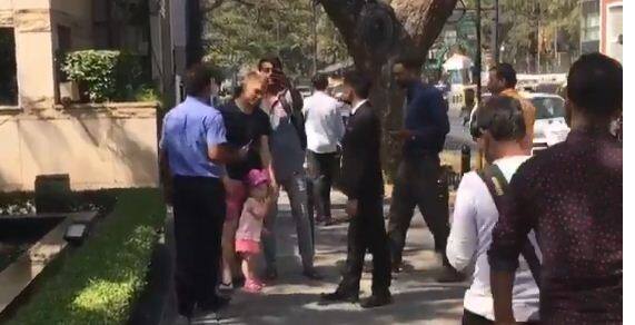 बेंगलुरु के लोगों ने वार्नर को पहचान लिया और उनके साथ सेल्फी लेने लगे.