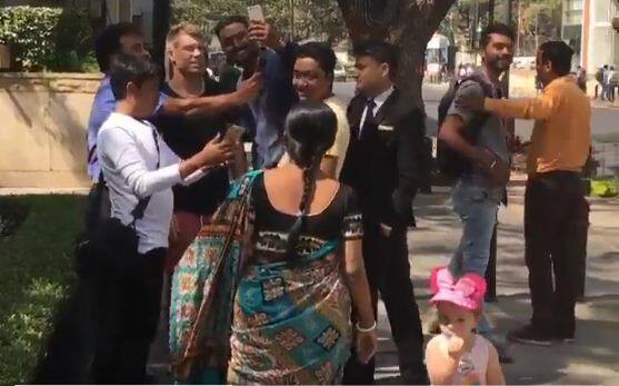  अपने पापा को लोगों से घिरा देख वार्नर की बेटी उनसे थोड़ा दूर जाकर खड़ी हो गई.(Pictures And Video Credit-Twitter)