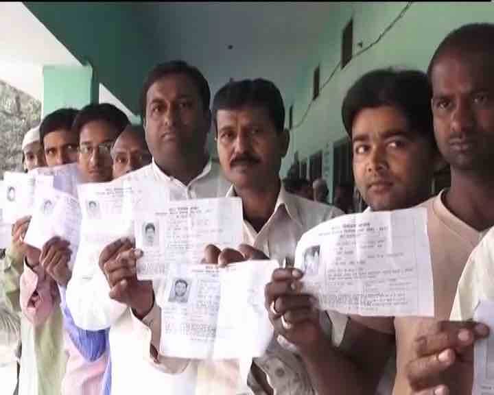 यूपी चुनाव छठा चरण : शाम 5 बजे तक कुल 60 प्रतिशत मतदान, अभी भी कतार Up Elections 2017 Sixth Phase Polling Live Updates यूपी चुनाव छठा चरण : शाम 5 बजे तक कुल 60 प्रतिशत मतदान, अभी भी कतार