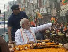 पीएम मोदी का अखिलेश पर हमला, कहा- भैंस खोज सकती है यूपी पुलिस, रेप आरोपी प्रजापति को नहीं