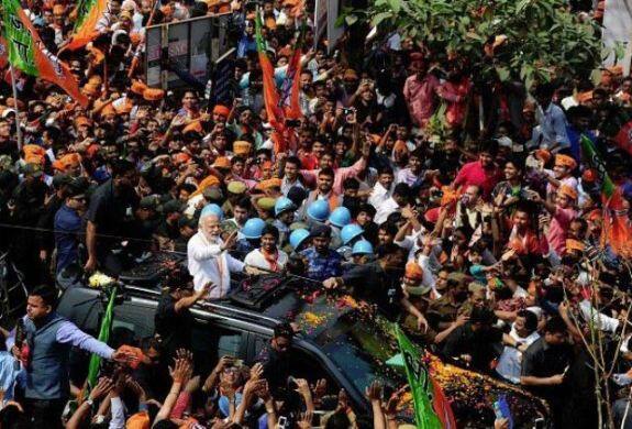 रोड शो को दौरान पीएम मोदी पर फूलों की बारिश हो रही है.