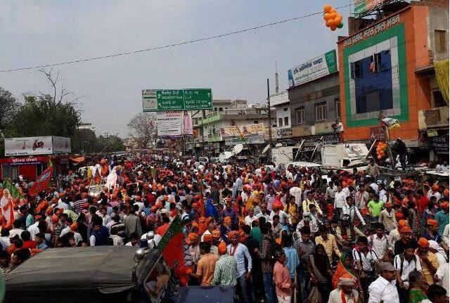 पीएम मोदी के समर्थन में वाराणसी की सड़कों पर उमड़ा जनसैलाब.