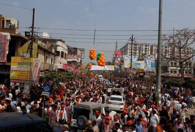 पीएम मोदी के समर्थन में वाराणसी की सड़कों पर उमड़ा जनसैलाब.