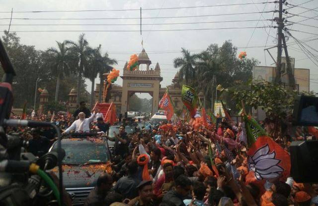 पीएम मोदी के समर्थन में वाराणसी की सड़कों पर उमड़ा जनसैलाब.