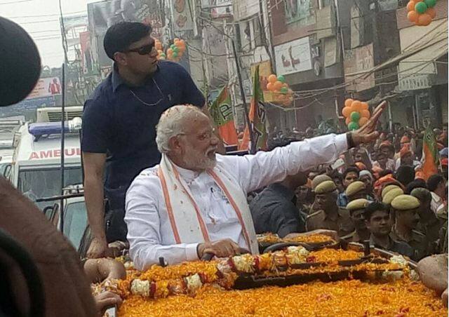 रोड शो के दौरान वाराणसी की जनता ने जगह-जगह प्रधानमंत्री नरेंद्र मोदी पर फूलों की वर्षा भी की.