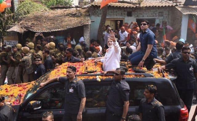 यूपी का सियासी दंगल अपने चरम पर है. उत्तर प्रदेश विधानसभा चुनाव के आखिरी चरण के मुकाबले से पहले पीएम मोदी का संसदीय क्षेत्र वाराणसी महाभारत का कुरुक्षेत्र बन गया है. पिछले कई घंटों से बनारस की सड़कों पर प्रधानमंत्री नरेंद्र मोदी का रोड शो जारी है. देखें पीएम मोदी के मेगा शो की दिलचस्प तस्वीरें...
